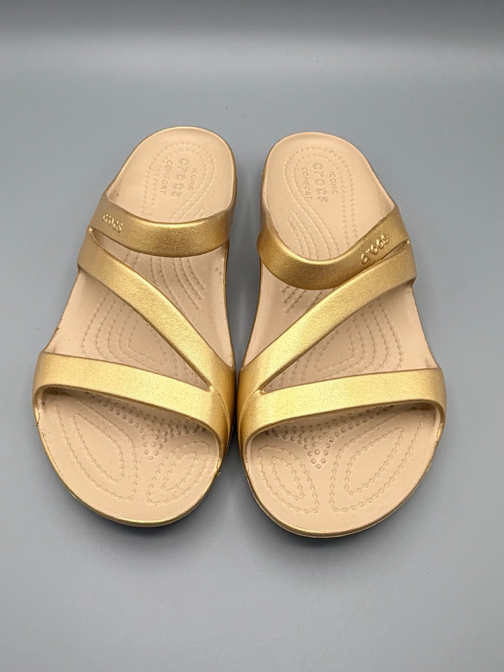 CROCS Kadee II Metallic Gold Soft Strappy  Sandals Womens Size 8 EUC